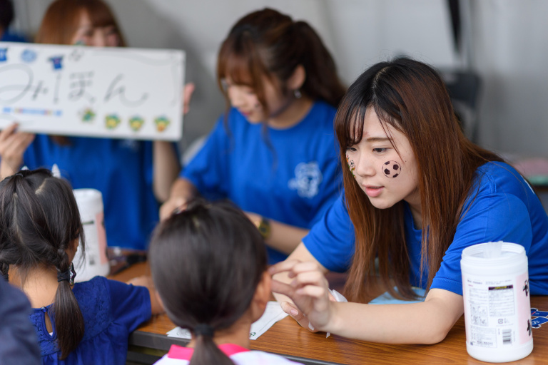 推しメン選手とチェキ＆ペイントシール（国際学部経営学科）