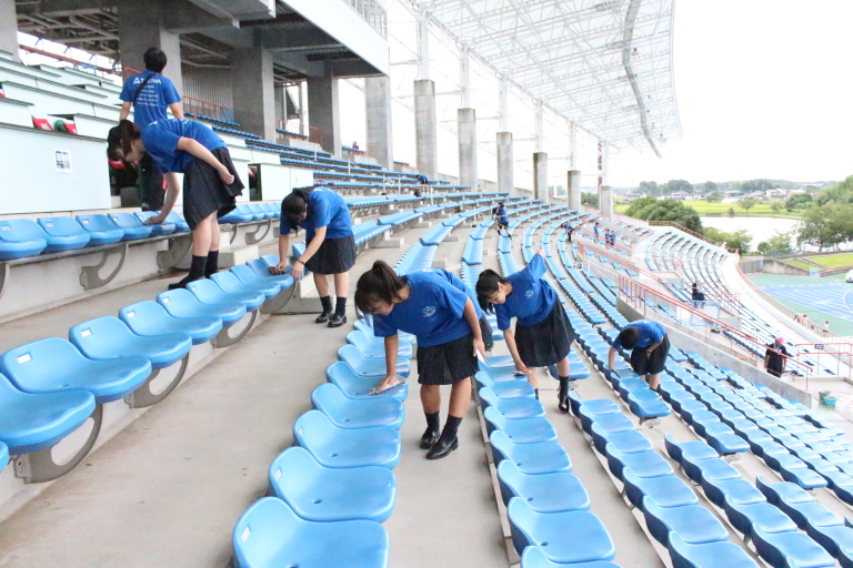 会場設営・入場者へプログラムの配布（短大・高校・智学館）