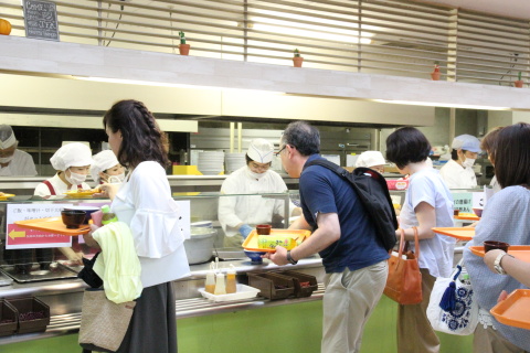 学生食堂での昼食