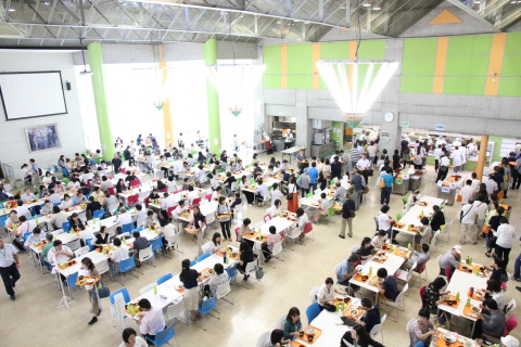 学生食堂での昼食