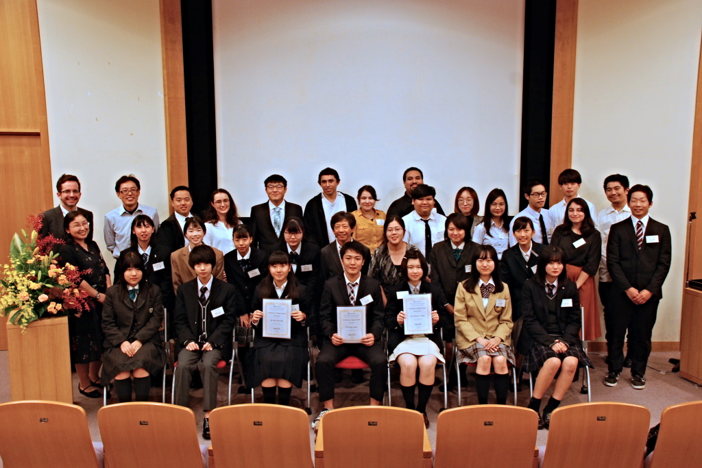参加高校生と審査員、及び審査時間に日本語で発表を行った本学の交換留学生等と記念撮影