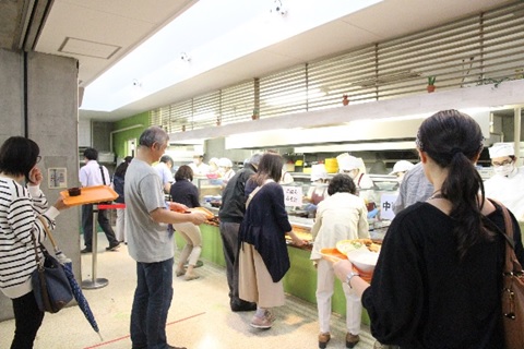 学生食堂での昼食