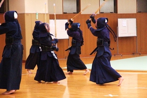 大学剣道部との練習交流の様子