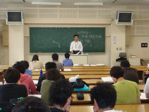 信用金庫について講義する内藤調査役