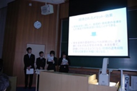 学生のプレゼンテーション風景