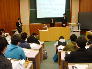 学生の質問に応える菊池さんと北見さん