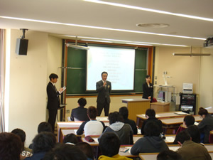 学生からの質問に答える佐藤元貴さんと佐藤友香さん