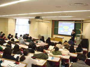 自動車営業の仕事とやりがいを語る飯田さん