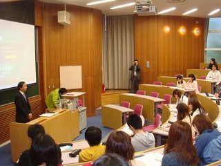 講義後に学生からの質問に回答する倉重社長
