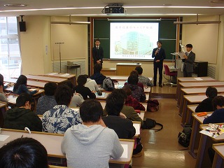 学生の質問に回答する戸祭さんと遠藤さん