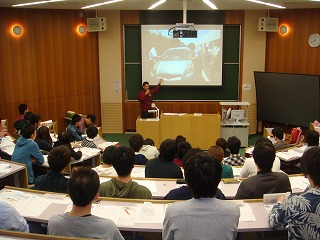 山新の社員教育について講義する塩原主任