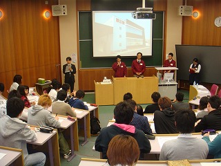 学生からの質問に答える宮田さんと山崎さん（中央の2名）