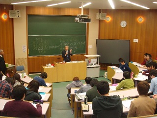学生の質問に答える塙理事長