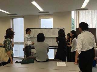 解説に聞き入る参加者
