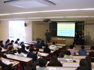 社会人として活躍するポイントを説明する大竹課長