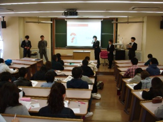 学生からの質問に答える山田さんと根本さん