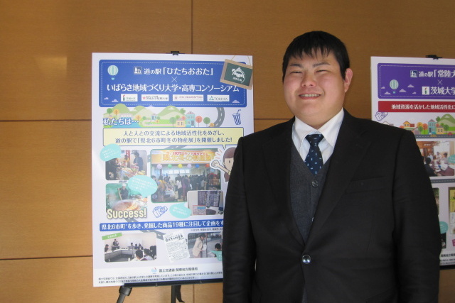 展示ボードを紹介する君島さん