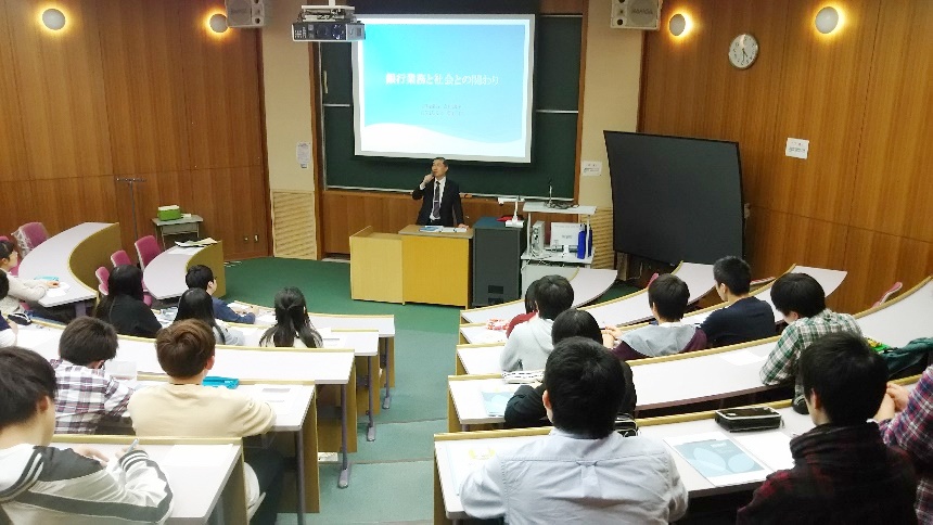 銀行業務について講義する横田氏