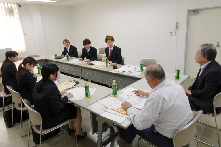 出野副会長および鬼澤専務理事よりご意見を伺う文堂ゼミナール3年生（左側の6名）