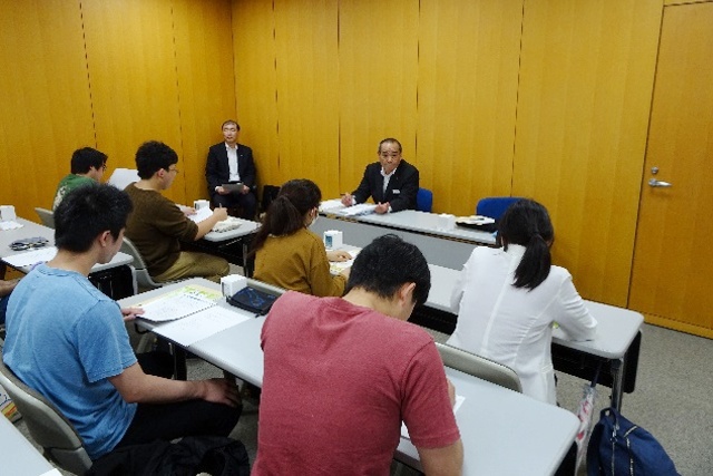 常陽史料館について説明される桑野副館長