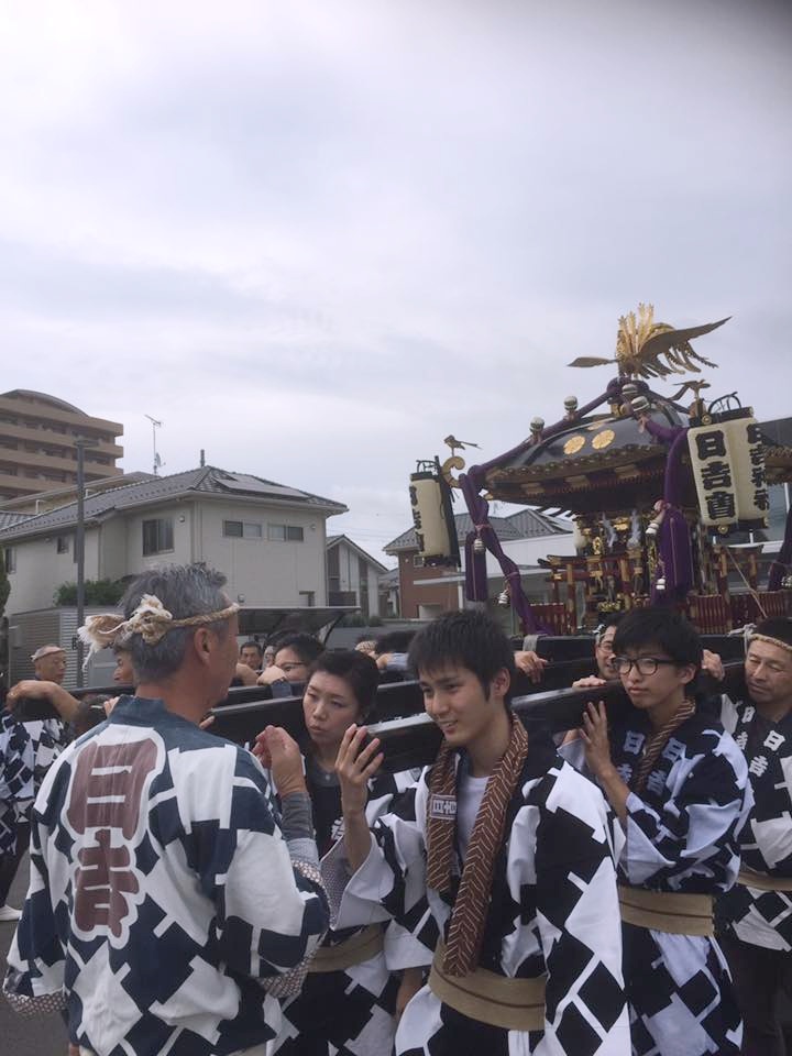 前側で担ぐ学生2名