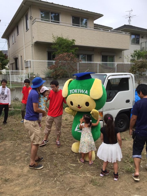 「ときわんこ」に寄り添う子供