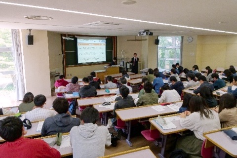 常陽銀行の人事制度について講義する横地常務