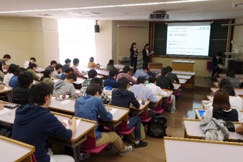 現在の業務内容について説明する卒業生の豊田さんと竹原さん