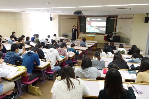 伊勢甚本社の人事制度の特徴について講義する田山課長