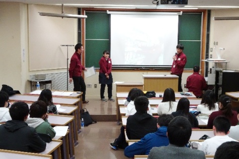 学生からの質問に答える青木さんと大澤さん