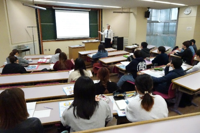 銀行業務について講義する守屋氏