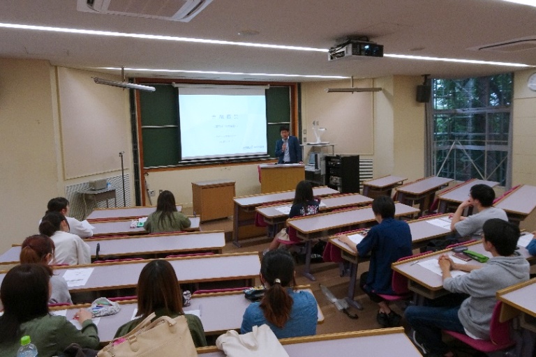 証券業務について講義する塩幡氏