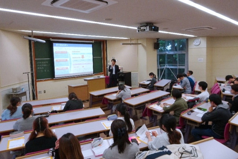 銀行の地域創生について講義する川村調査役