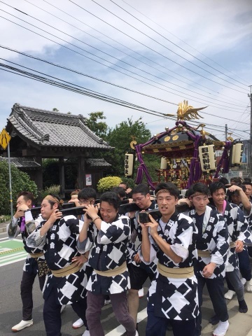 日吉会会長の木下家の前で右側先頭とその後ろが学生たち