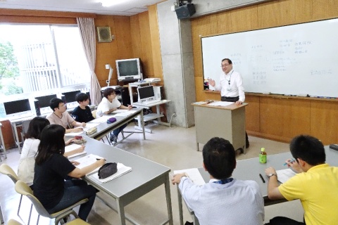 あいおいニッセイ同和損害保険の宇都宮氏による保険に関する講義を受ける文堂ゼミナール3年生（左側の5名）