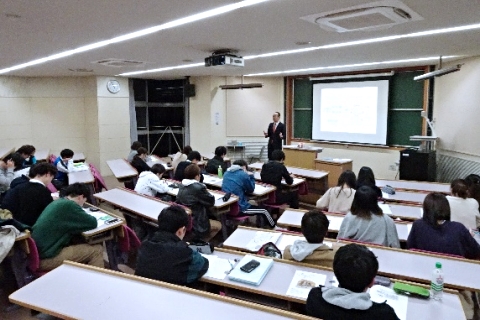 日本銀行の役割について講義する吉田事務所長