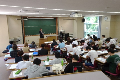 地域住民および企業の資金需要について講義する石津氏