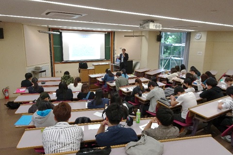 銀行の地域創生について講義する梶山業務役