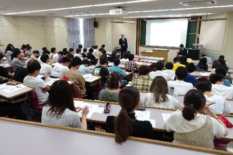 常陽銀行の人事制度について講義する村島専務