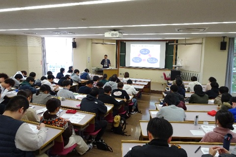 茨城トヨペットの教育研修制度について講義する満仲課長