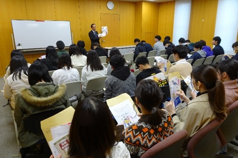 坂場副館長の講話の様子