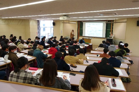 就職活動のアドバイスを語る川上さん