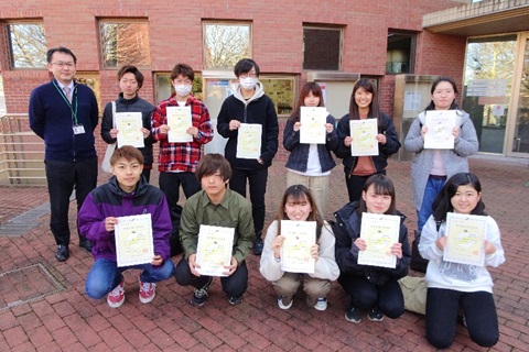 合格者のうちこの日集合できた学生と簿記の授業を担当する澤田准教授との記念撮影