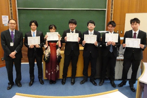 第9期生の経営学科賞受賞者たち（左端は村山学科長）