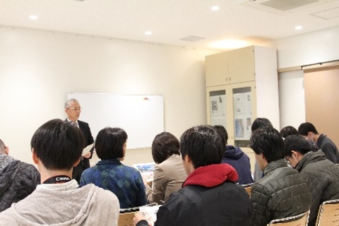 植木駅長代理の話を聞くメンバーたち